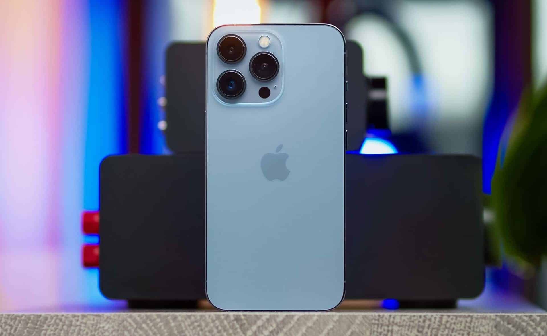 iPhone 13 Pro v Pacific Blue modrej farbe na stole