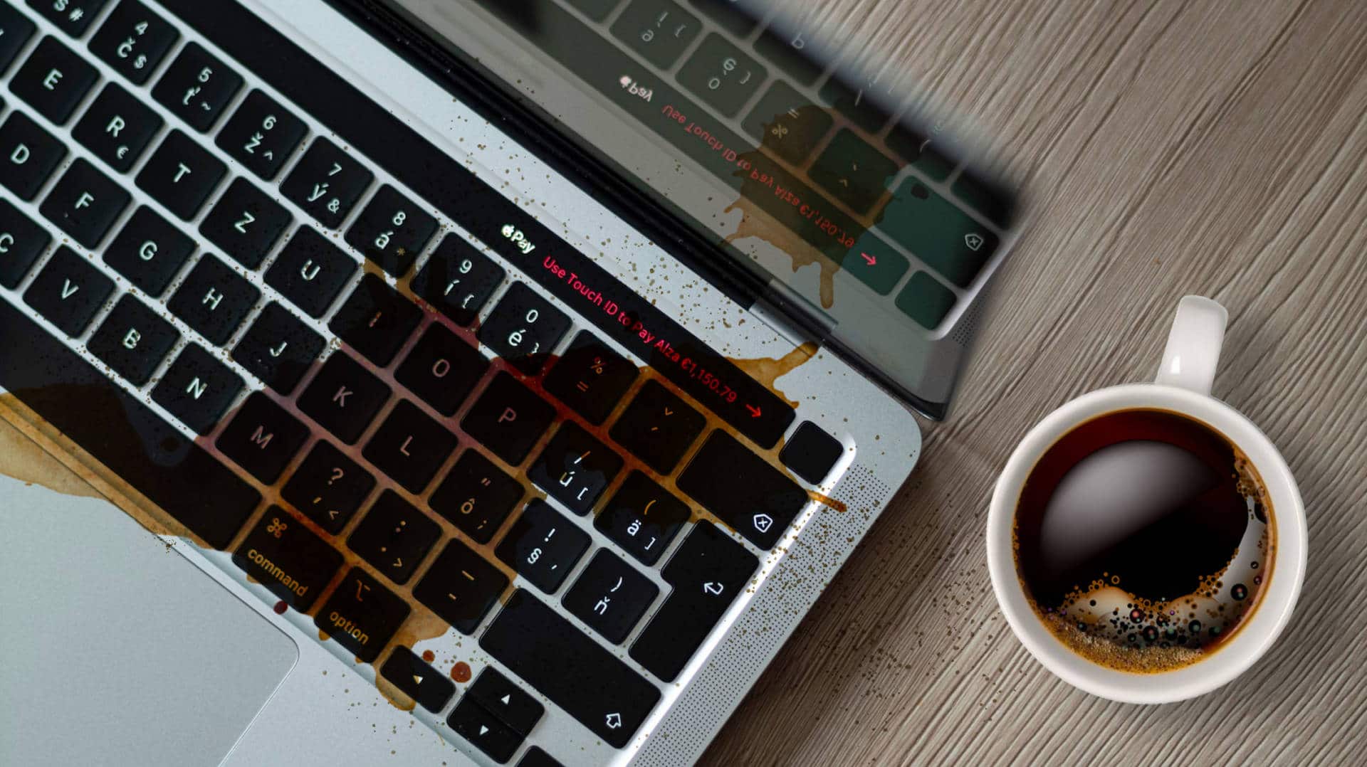 MacBook obliaty kávou