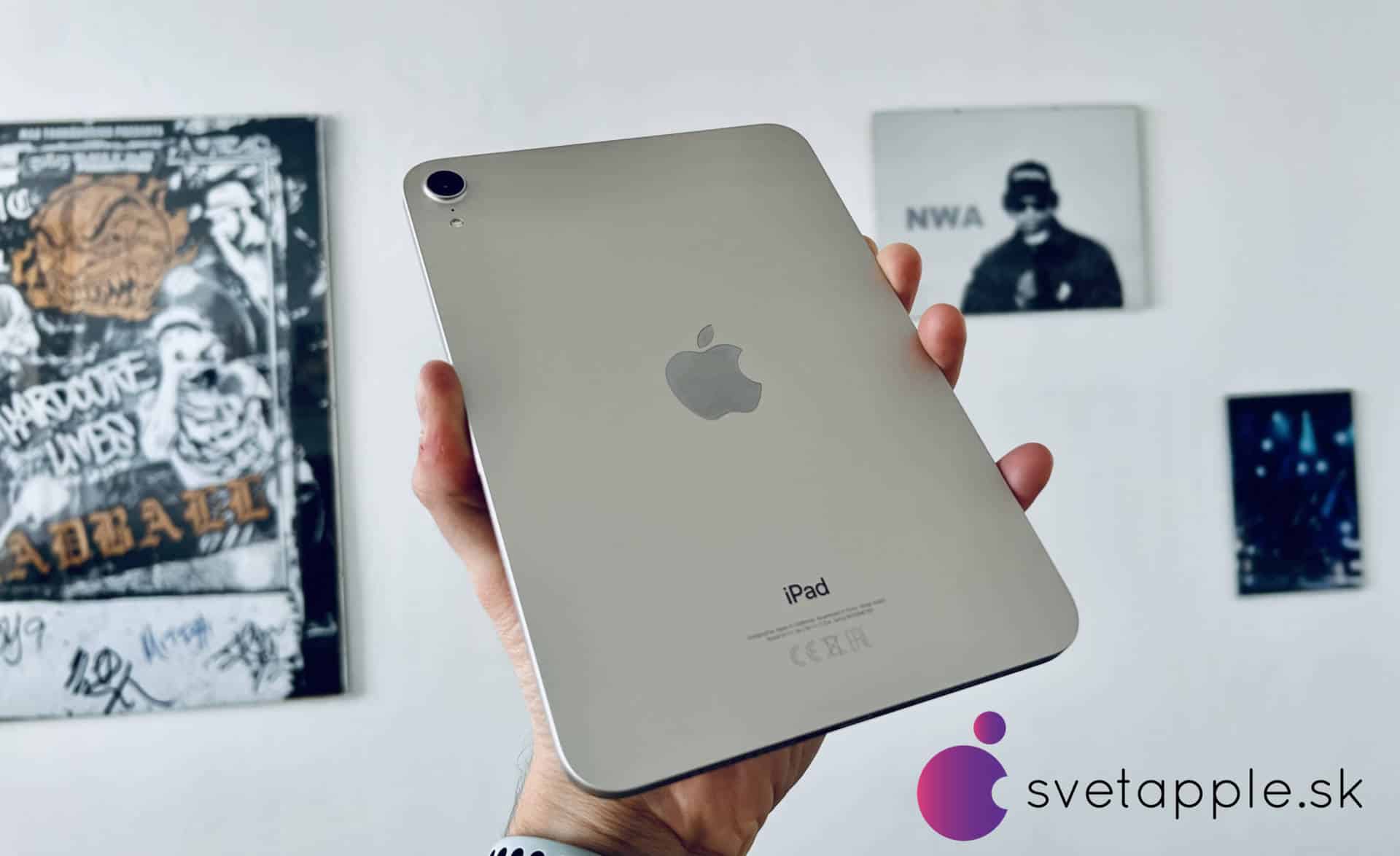 iPad mini 6 vo farbe Starlight v ruke používateľa