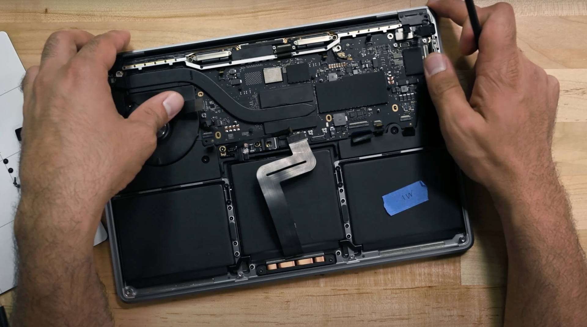 Rozobratý MacBook Pro 13" s procesorom M2, ktorý Apple predstavilo v roku 2022
