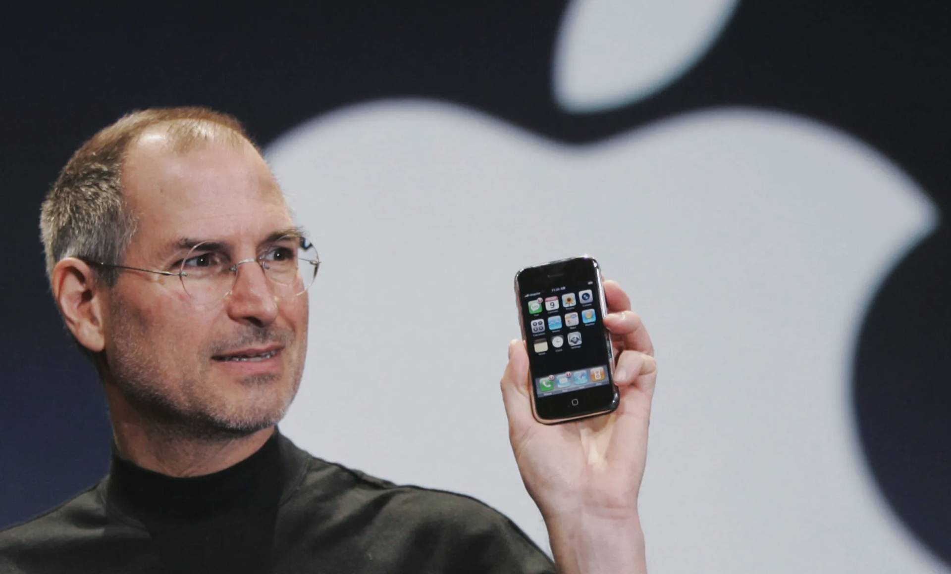 Steve Jobs stojí na pódiu a predstavuje prvý iPhone 2G v roku 2007