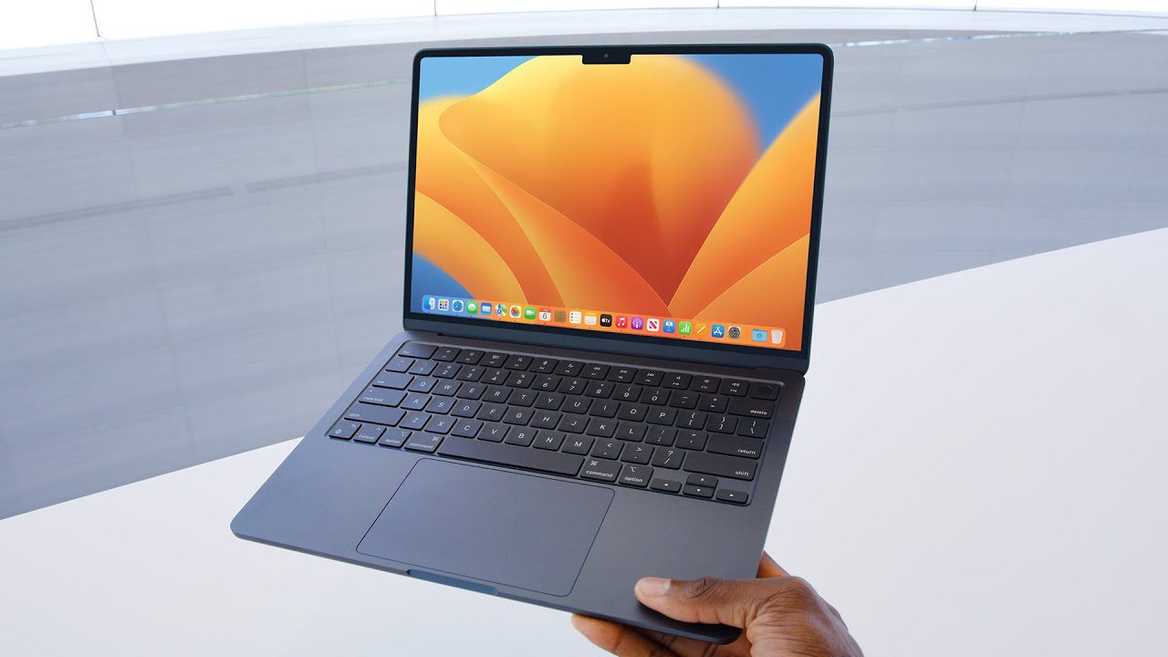 Nový MacBook Air 2022 s procesorom M2 v čiernej farbe