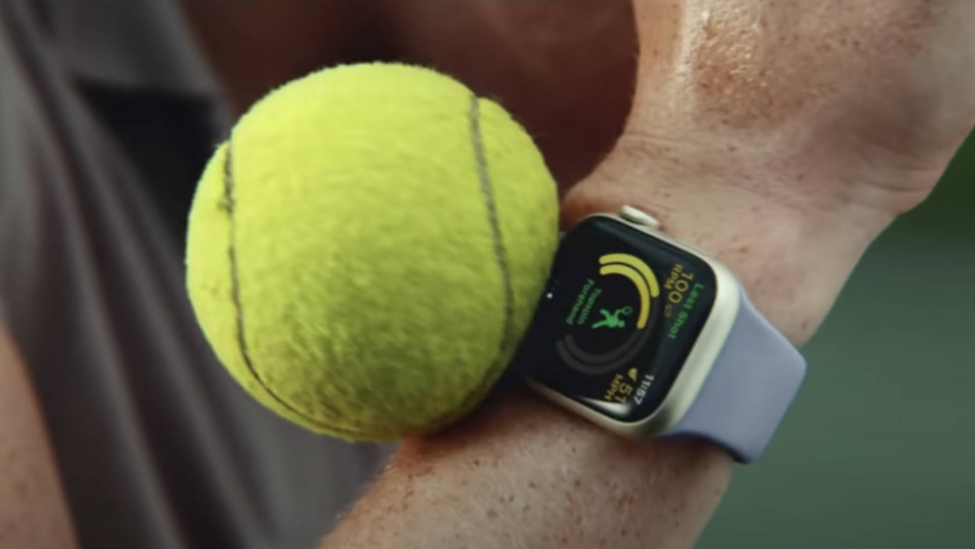 Apple Watch Series 7, do ktorých vo vysokej rýchlosti naráža tenisová loptička