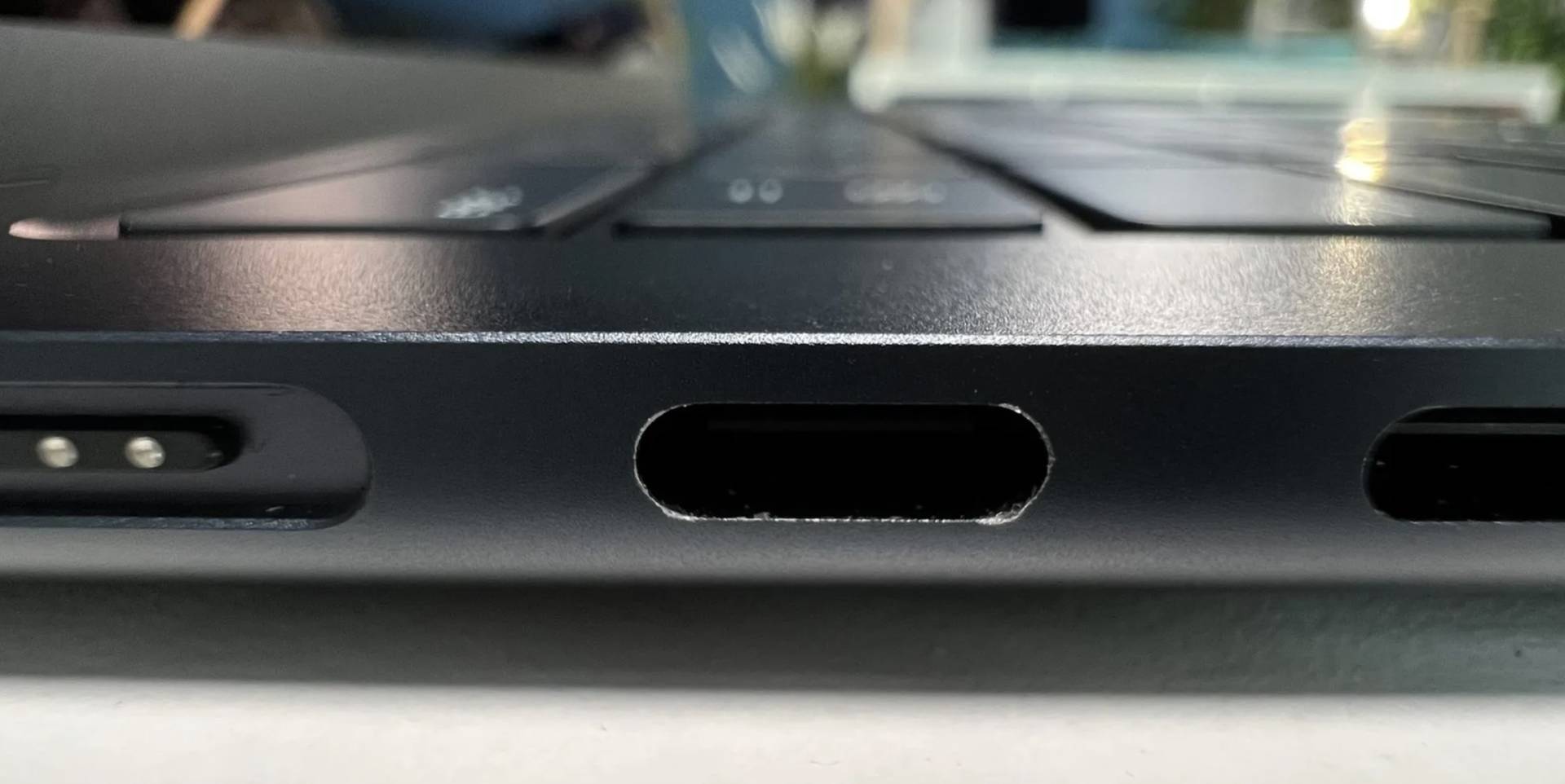 MacBook Air M2 2022 v čiernej Midnight farbe a škrabance v okolí USB-C portu