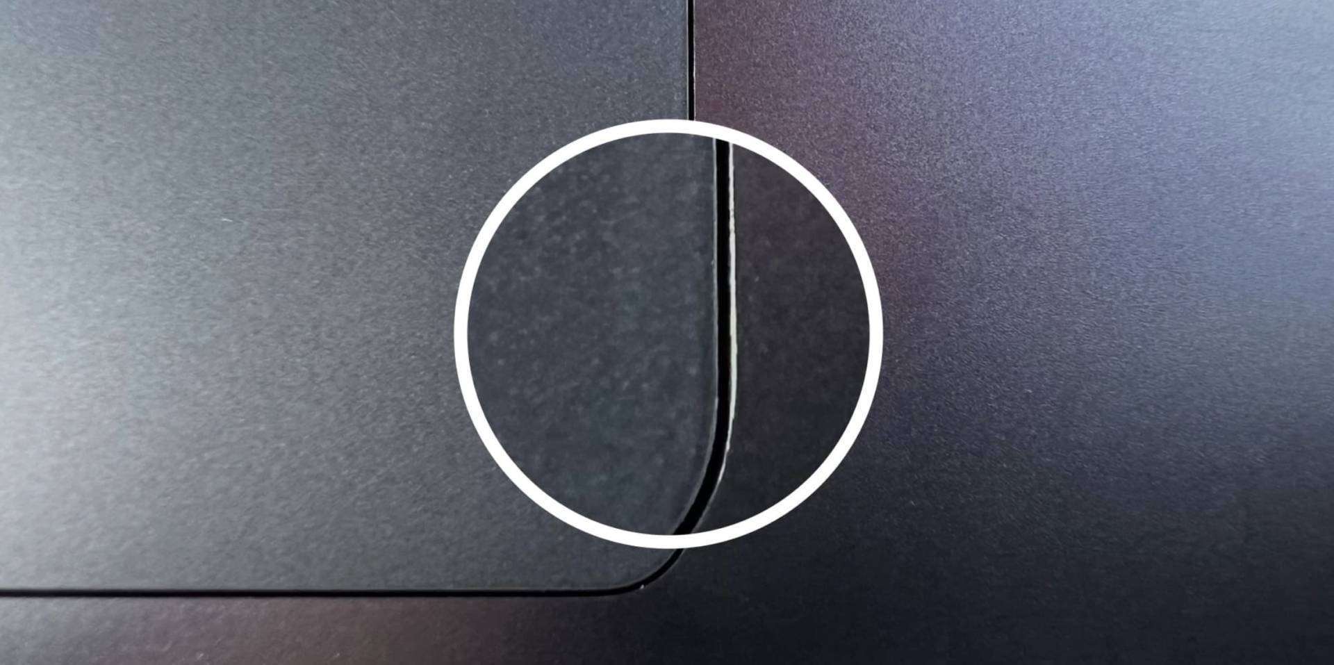 MacBook Air M2 2022 v čiernej Midnight farbe a opotrebovanie trackpadu