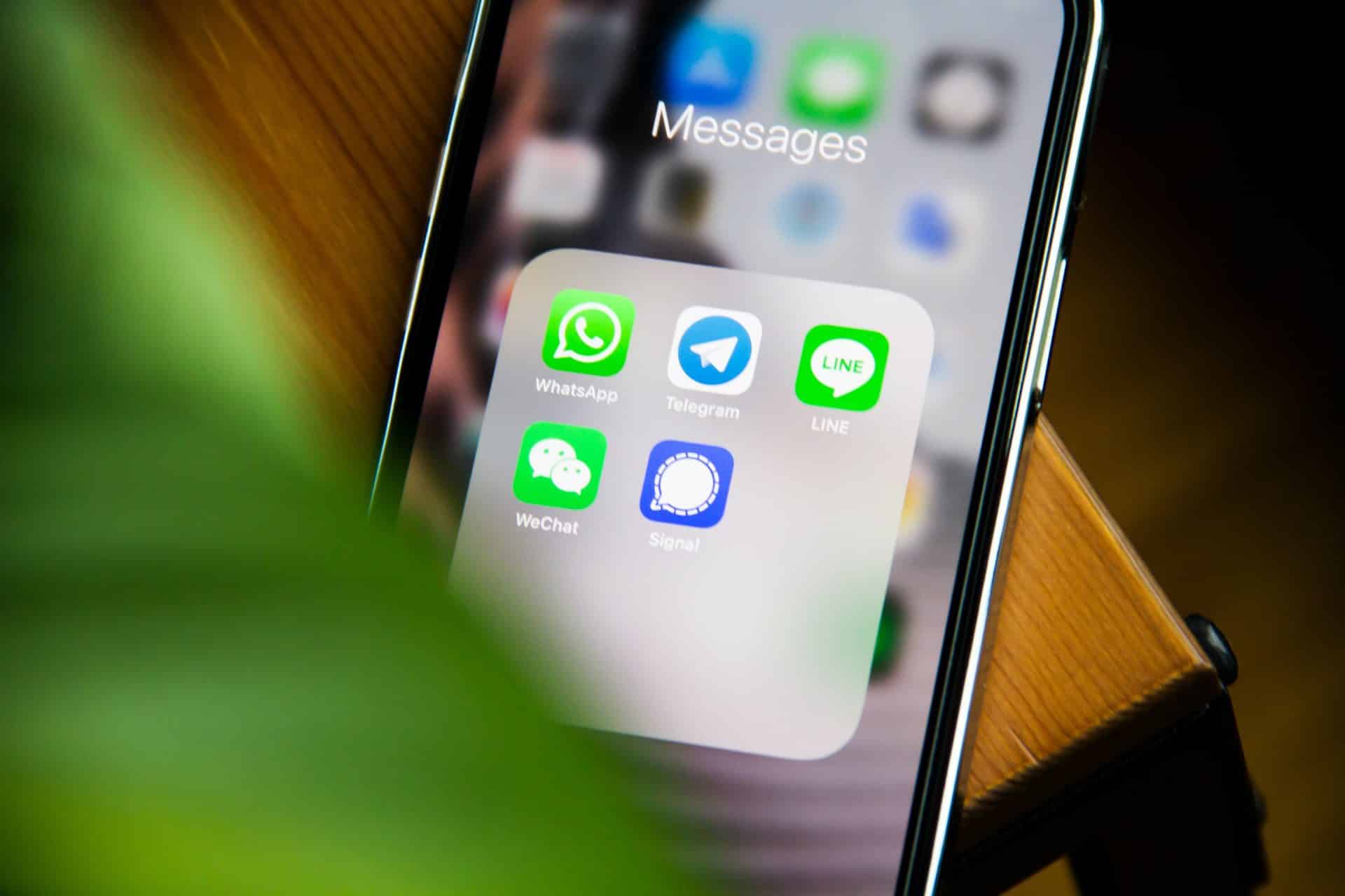 Chatovacie aplikácie WhatsApp a Telegram na obrazovke iPhonu
