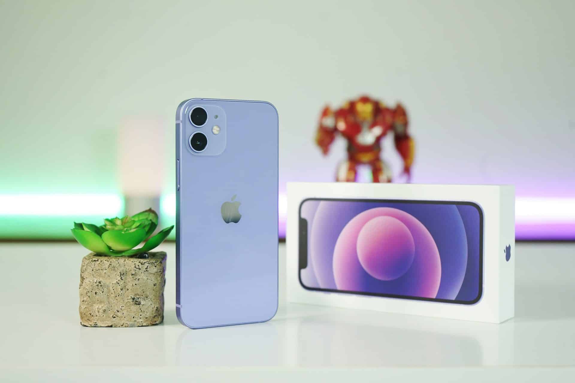 iPhone 12 mini vo fialovej farbe
