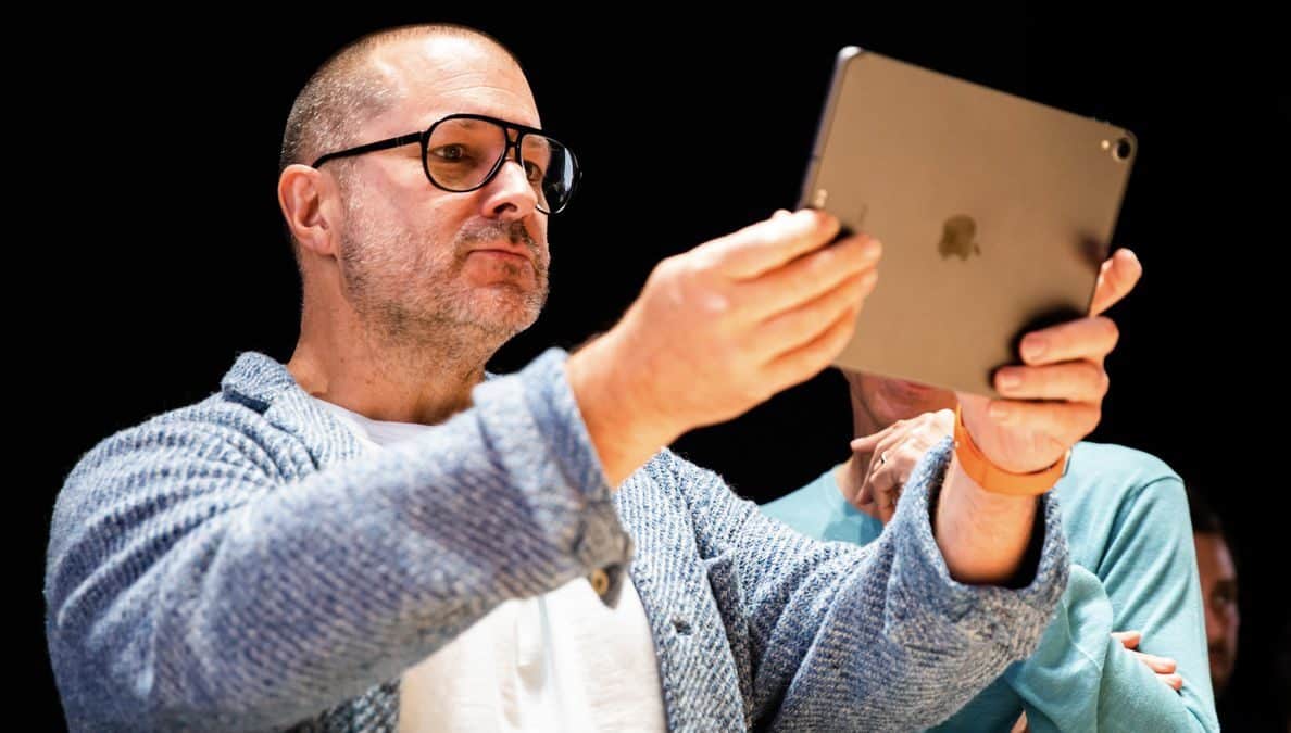Bývalý šéf dizajnu spoločnosti Apple Jony Ive s iPadom