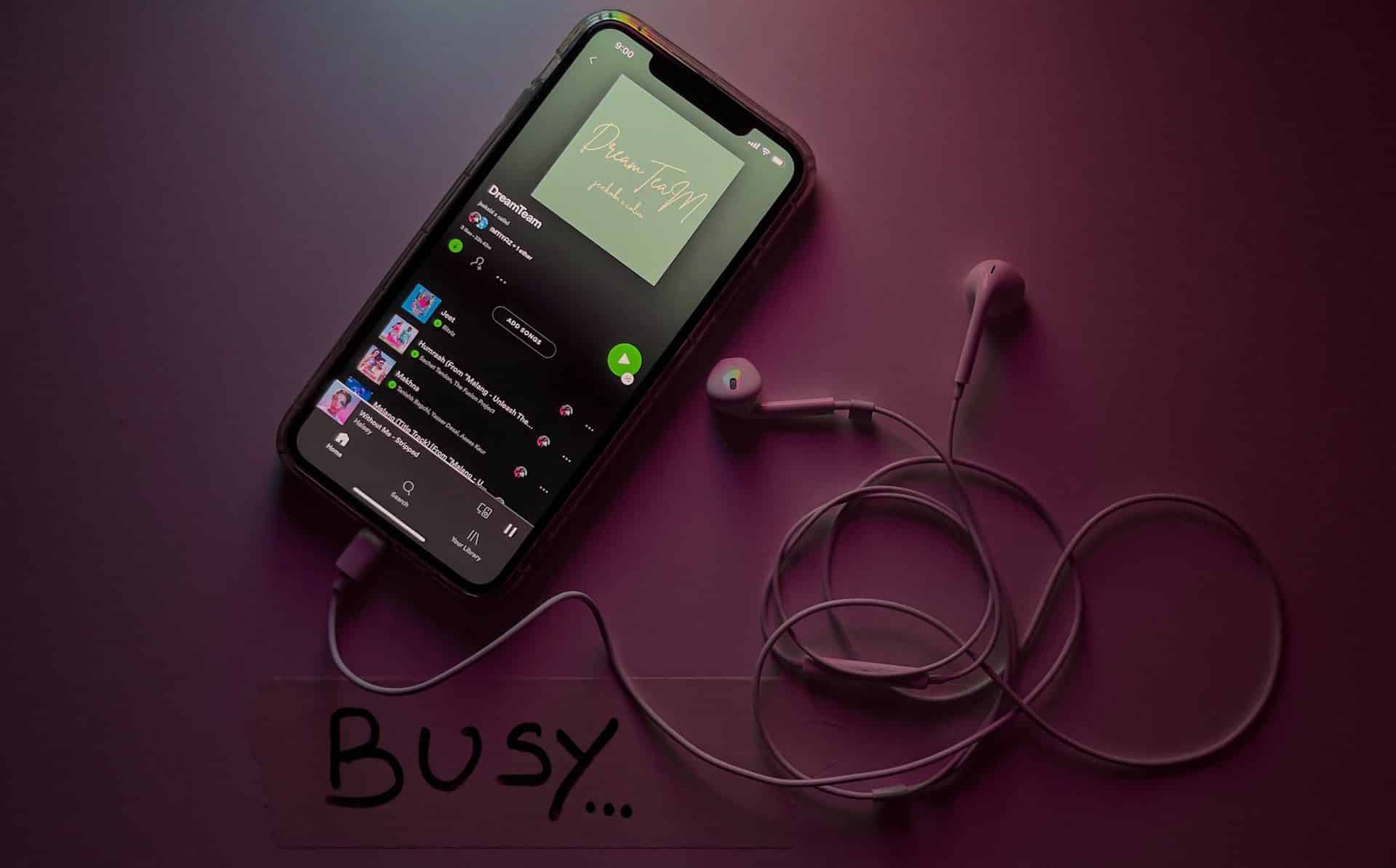 Aplikácia Spotify spustená na iPhone so slúchadlami