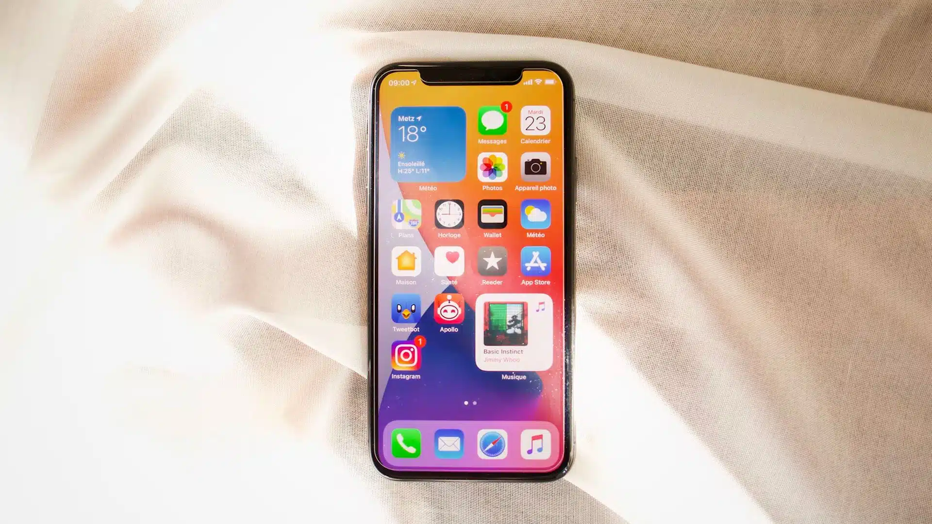 iPhone vám pomôže lepšie sa sústrediť. Objavte SKRYTÚ funkciu v iOS iPhone položený na posteli s operačným systémom iOS a zapnutým displejom