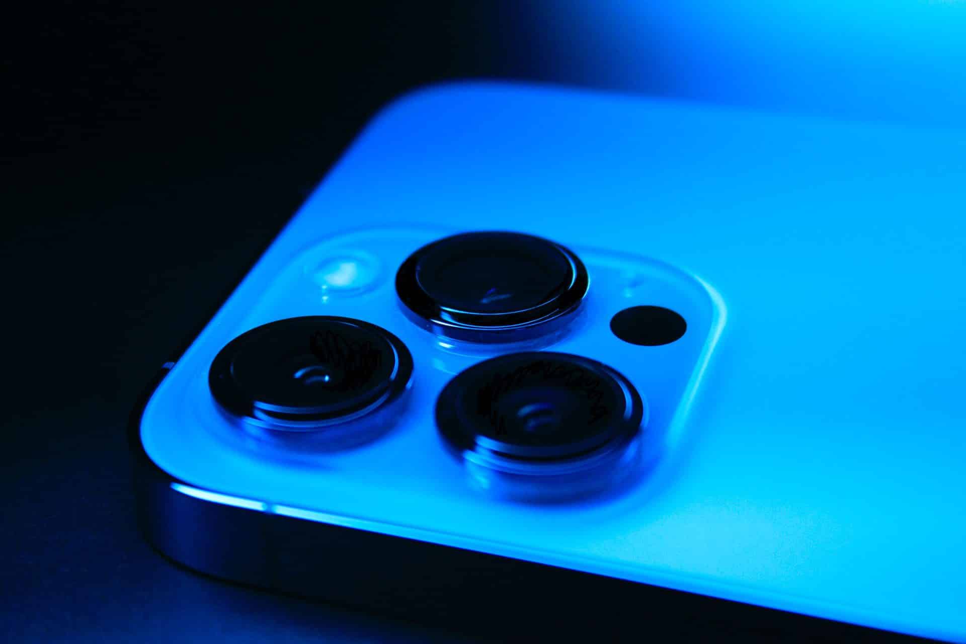 iPhone 13 Pro v modrej farbe pacific blue. Detail na zadný kamerový systém