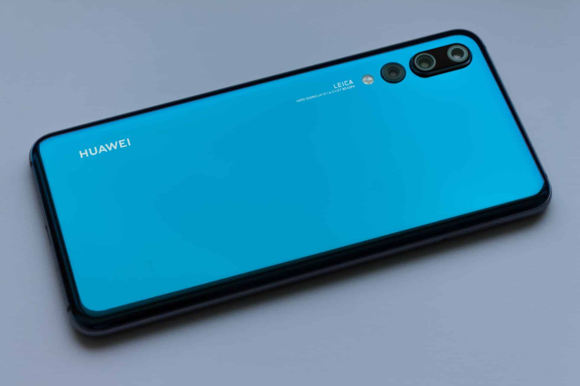 Smartfón od spoločnosti Huawei v modrej farbe