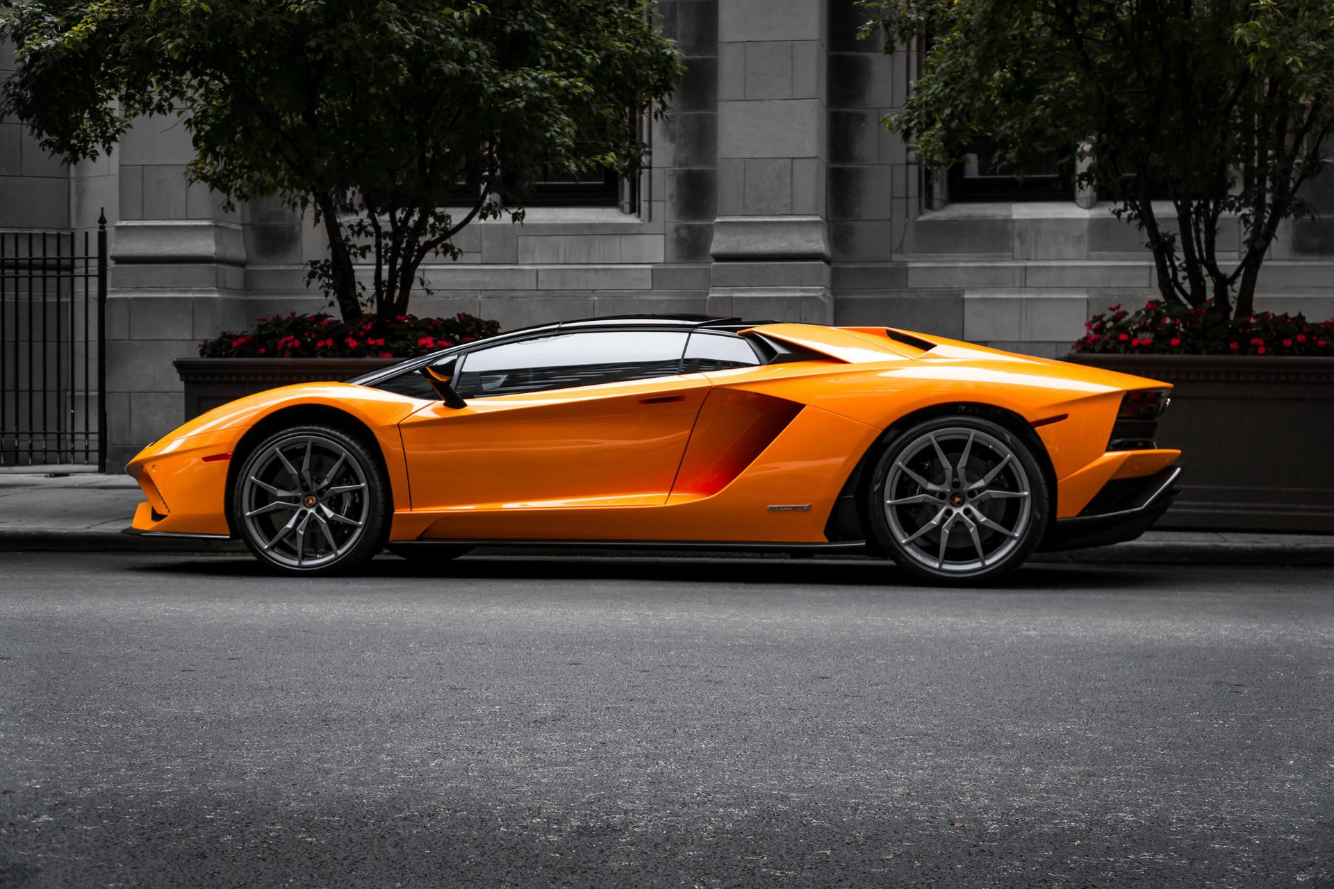 Lamborghini aventador v oranžovej farbe na ulici