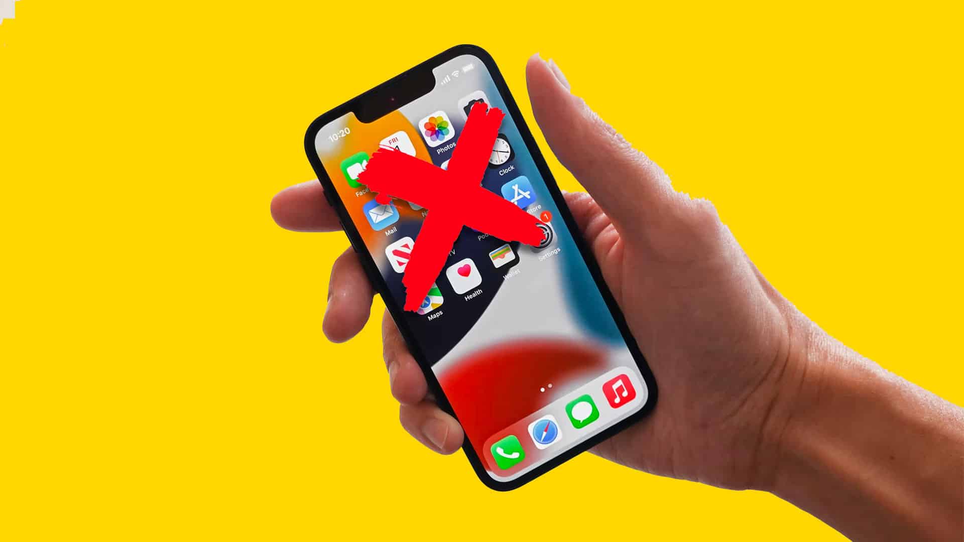 iPhone 13 v ruke na žltom pozadí s preškrtnutým displejom