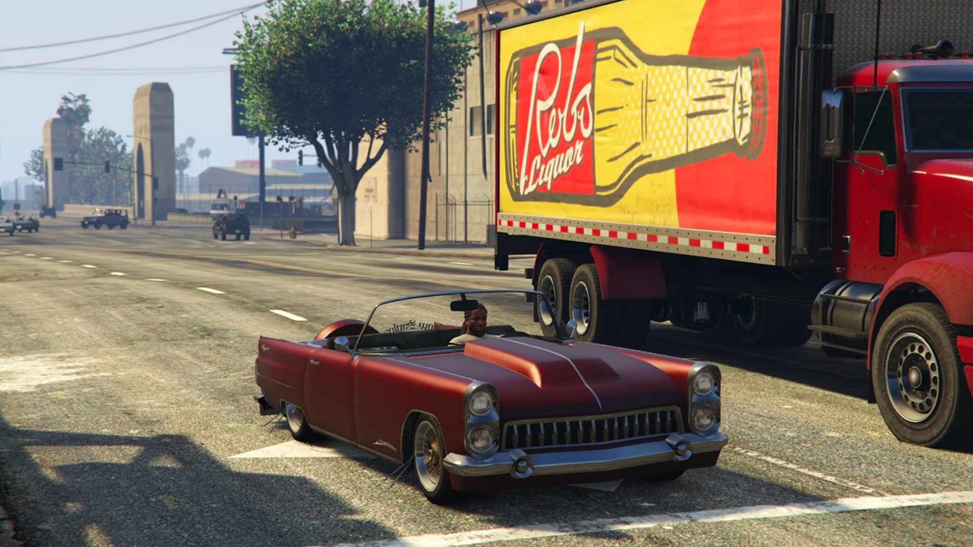 Grand Theft Auto 5 - ulica, na ktorej sa nachádza bordový kabriolet a nákladné auto rozvážajúce sódu