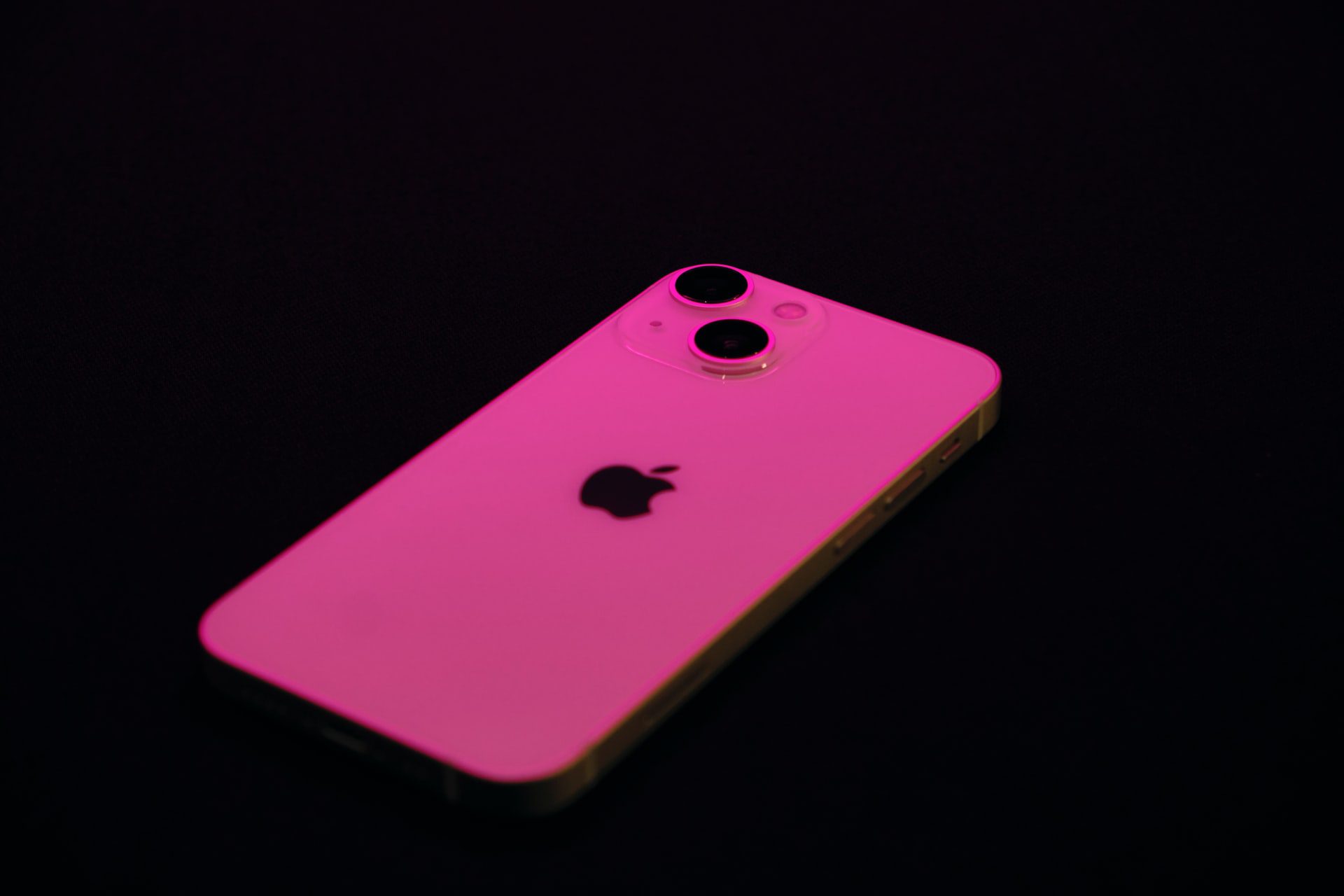 iPhone 13 v ružovej farbe