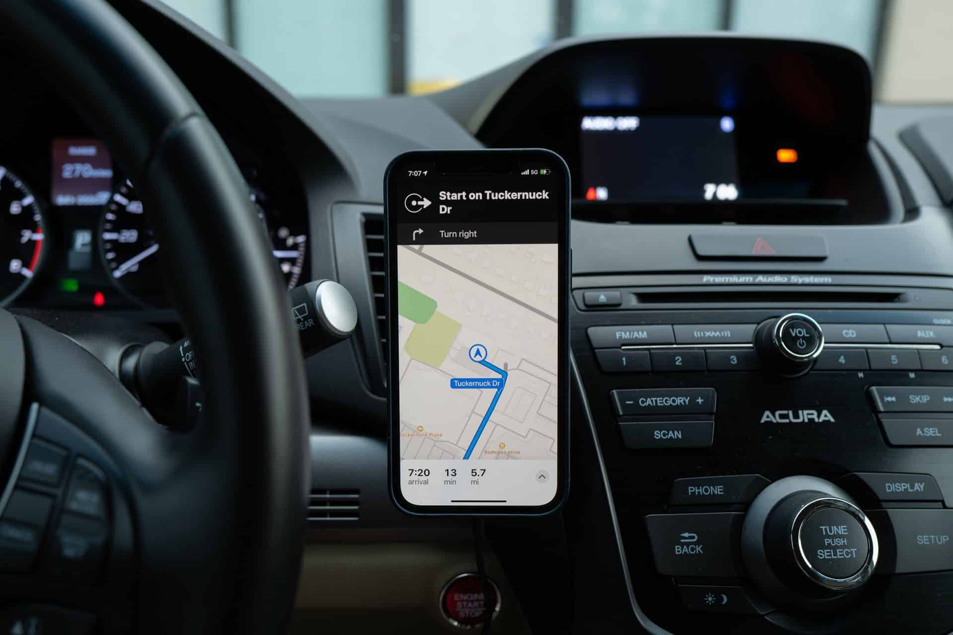 iPhone s navigáciu Apple Maps na držiaku na palubnej doske vozidla