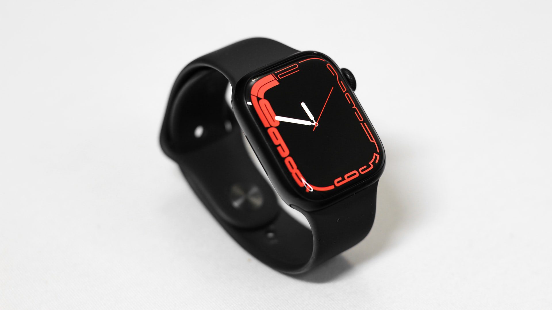 Čierne Apple Watch Series 7 so silikónovým remienkom a červeným ciferníkom