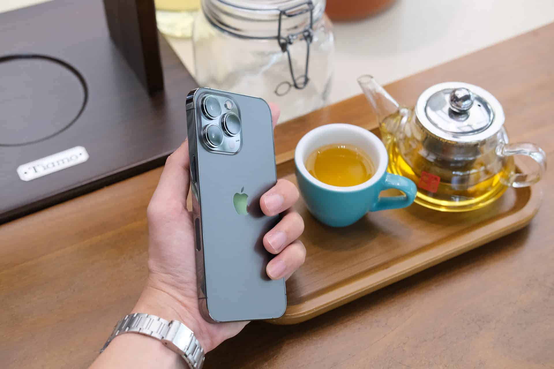 iPhone 13 Pro vo svetlo sivej farbe graphite a káva