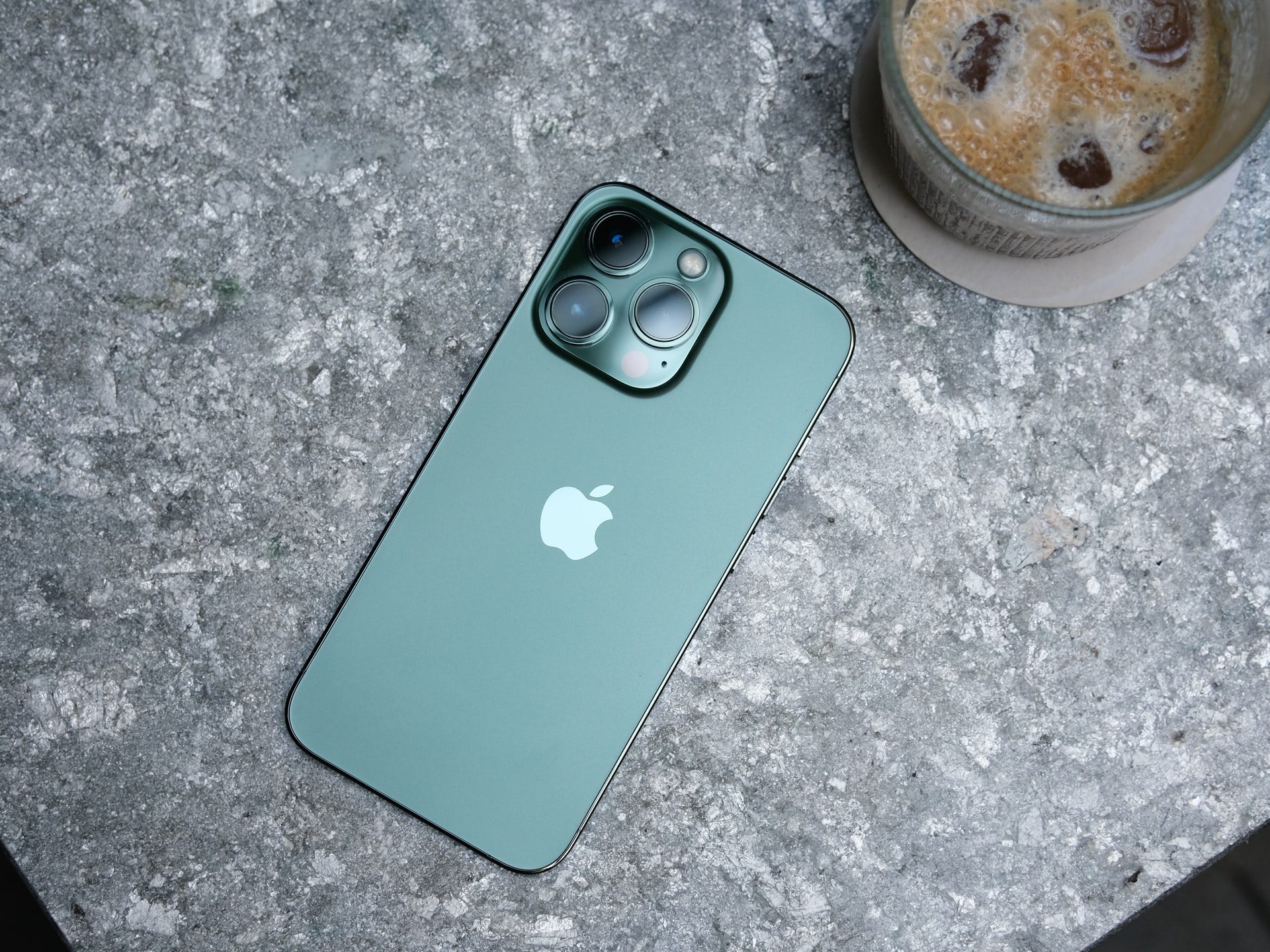 iPhone 13 Pro v zelenej farbe Alpine Green zo zadnej strany