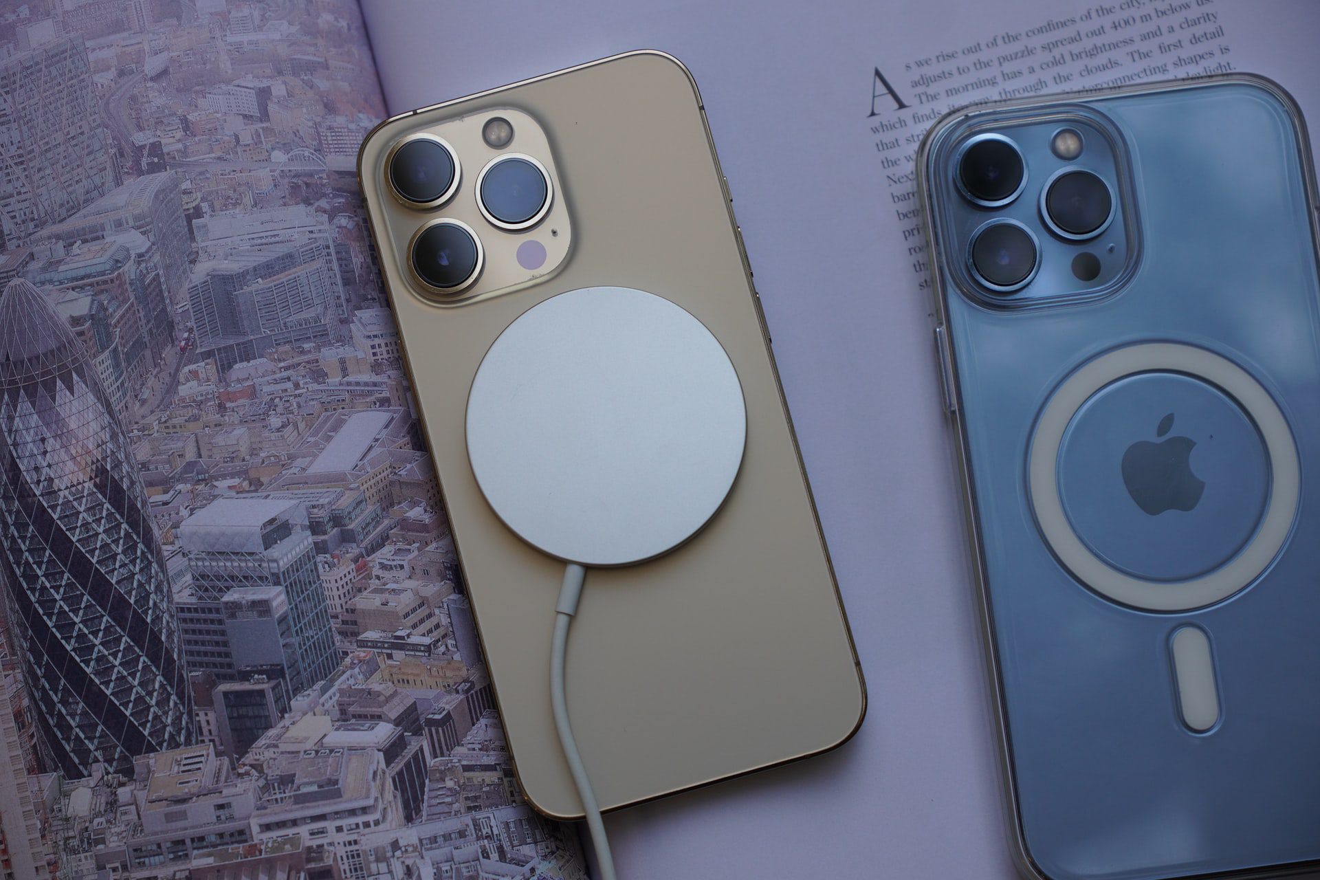 iPhone 13 Pro v zlatej a modrej farbe využívajúci MagSafe nabíjanie
