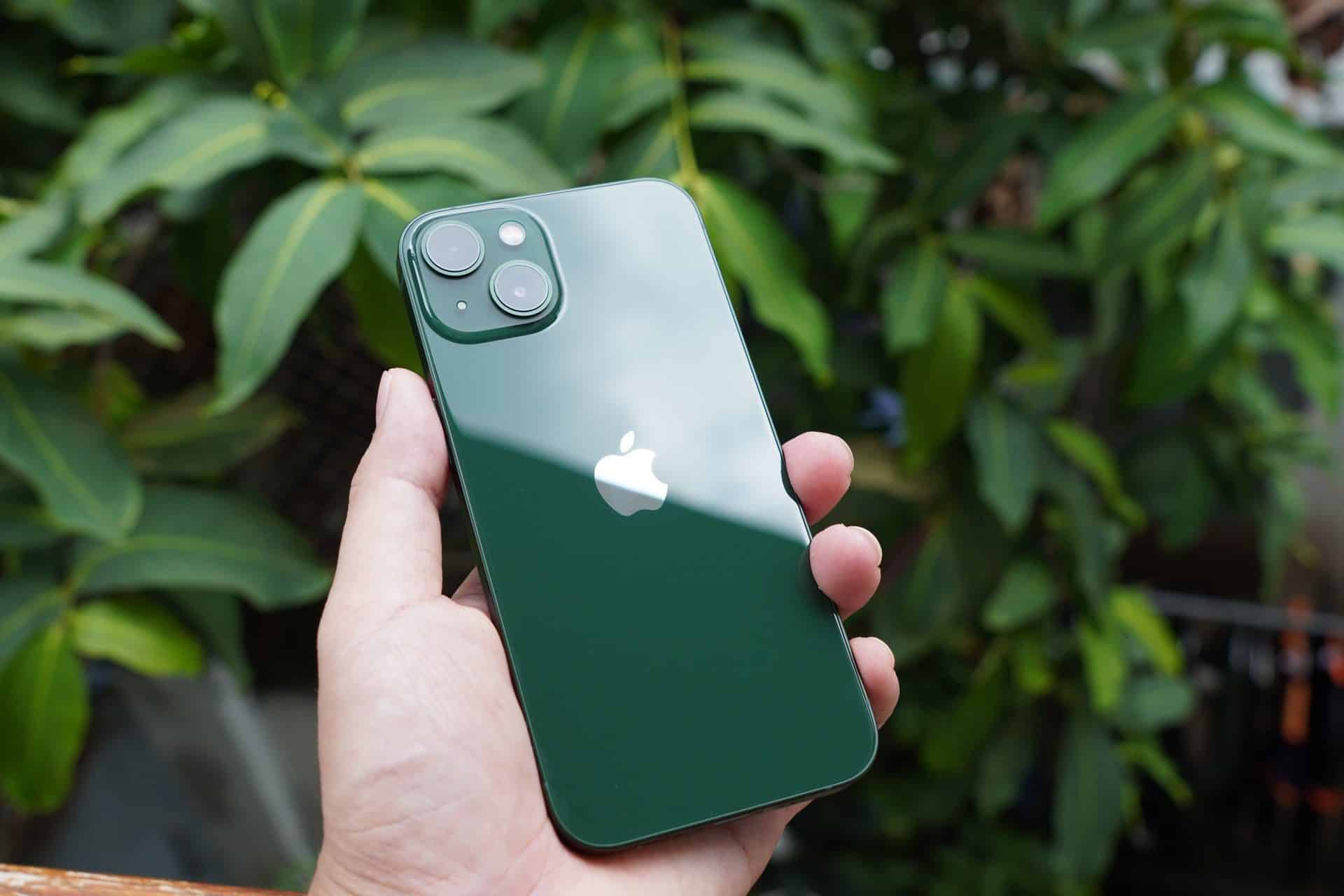 iPhone 13 v zelenej farbe Alpine Green zo zadnej strany