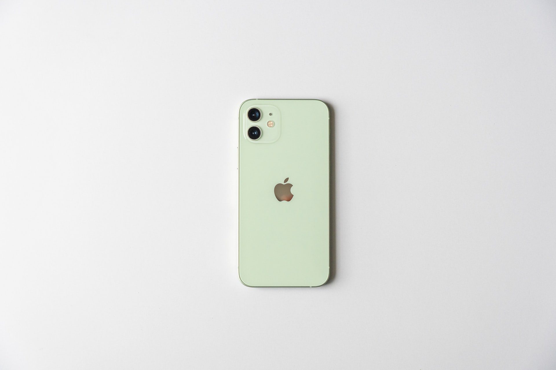 iPhone 12 v elegantnej zelenej farbe položený na stole