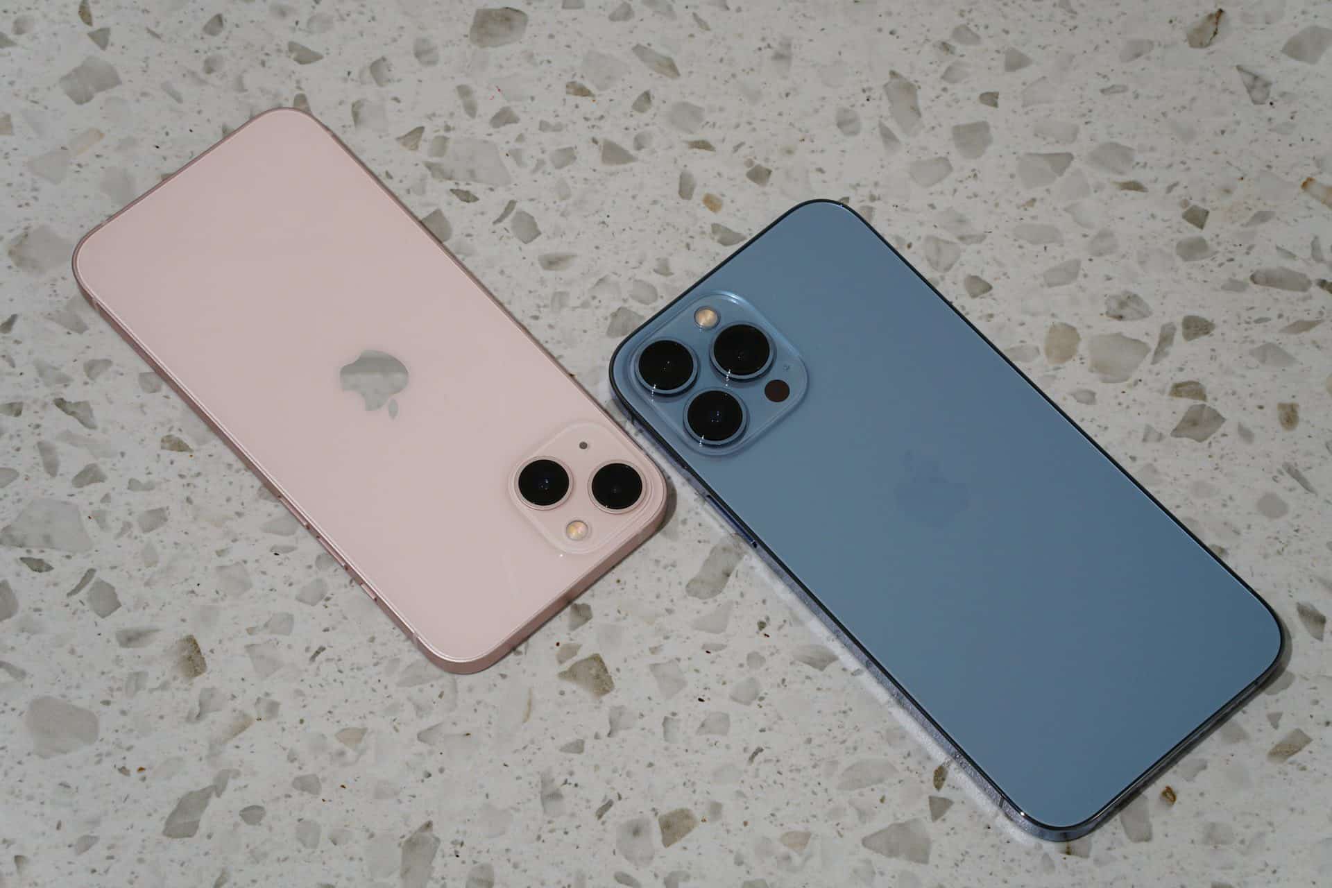 iPhone 13 vo farbe pink a iPhone 13 Pro Max vo farbe Pacific Blue