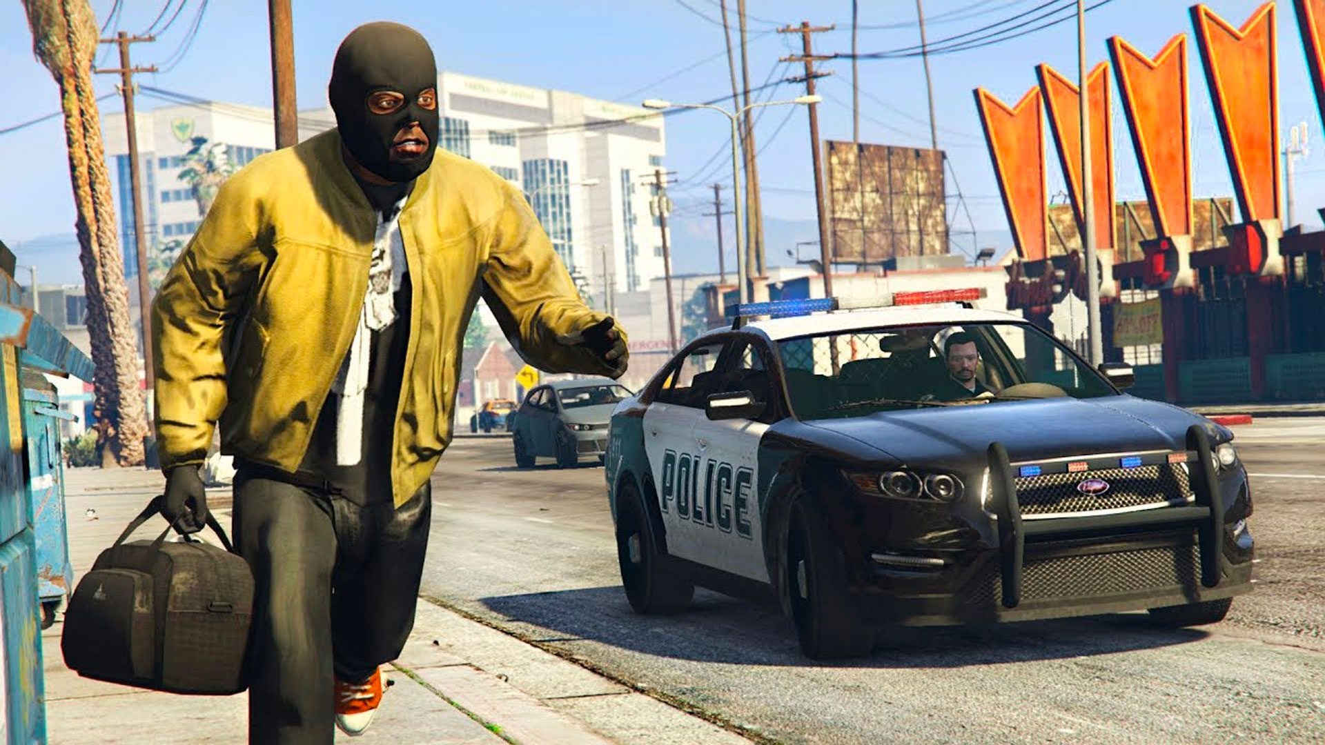 GTA 5 útek maskovaného muža s čiernou taškou pred policajným autom v meste