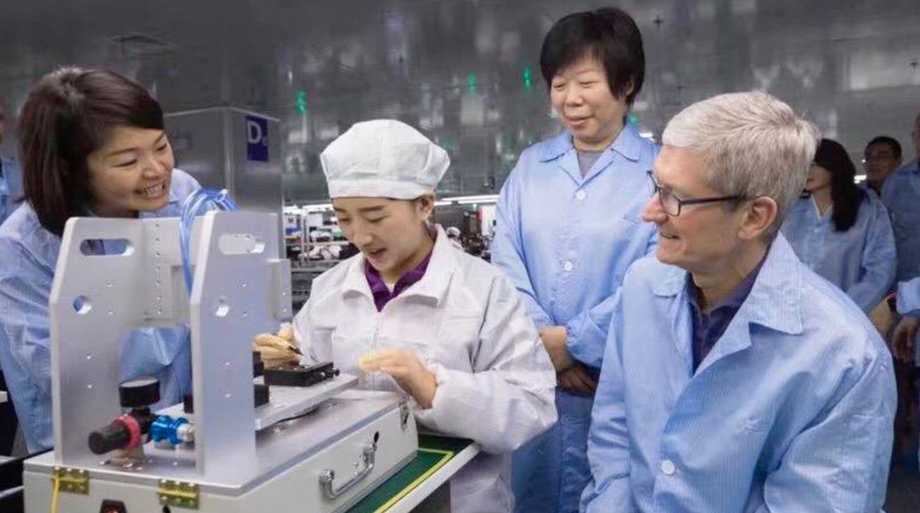 Riaditeľ firmy Apple Tim Cook s pracovníkmi vietnamskej továrne