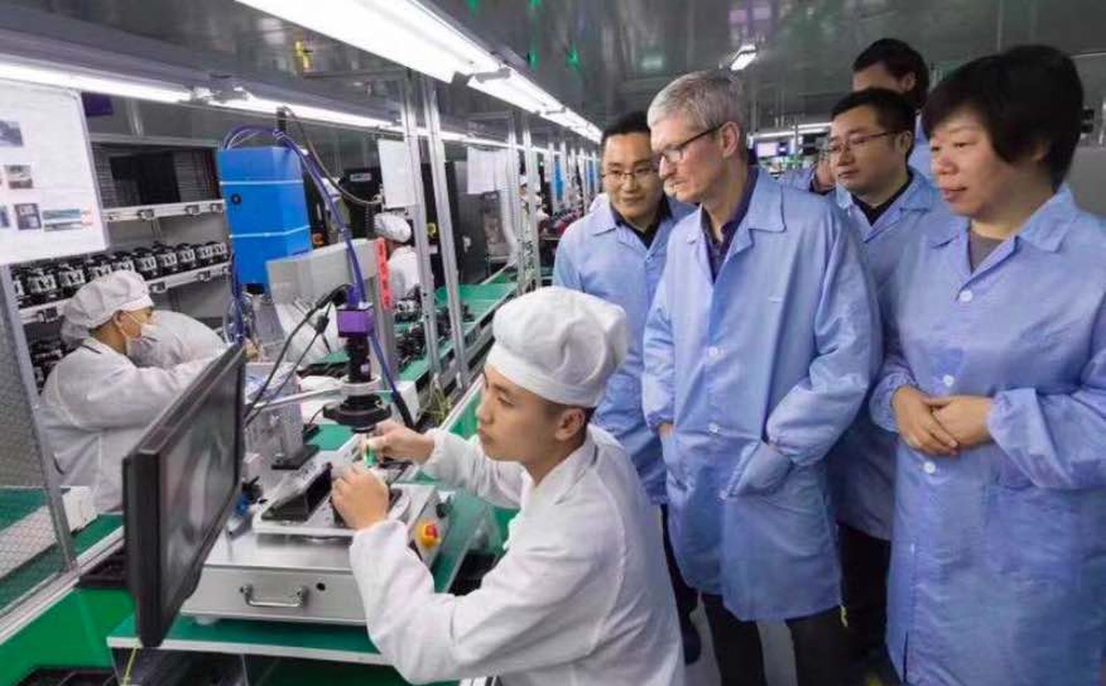 Riaditeľ firmy Apple Tim Cook s pracovníkmi vietnamskej továrne