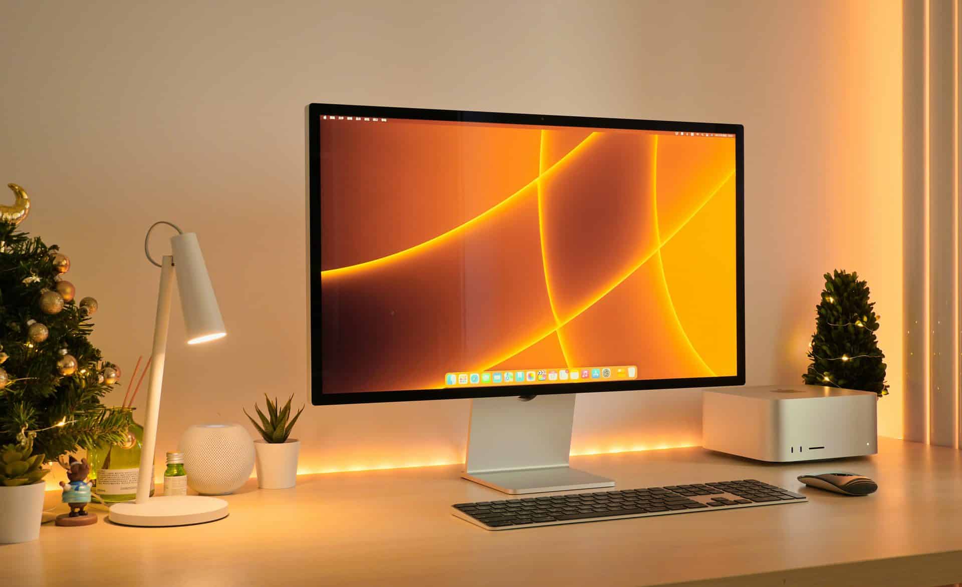 Studio Display a Mac Studio na stole s LED pásikmi