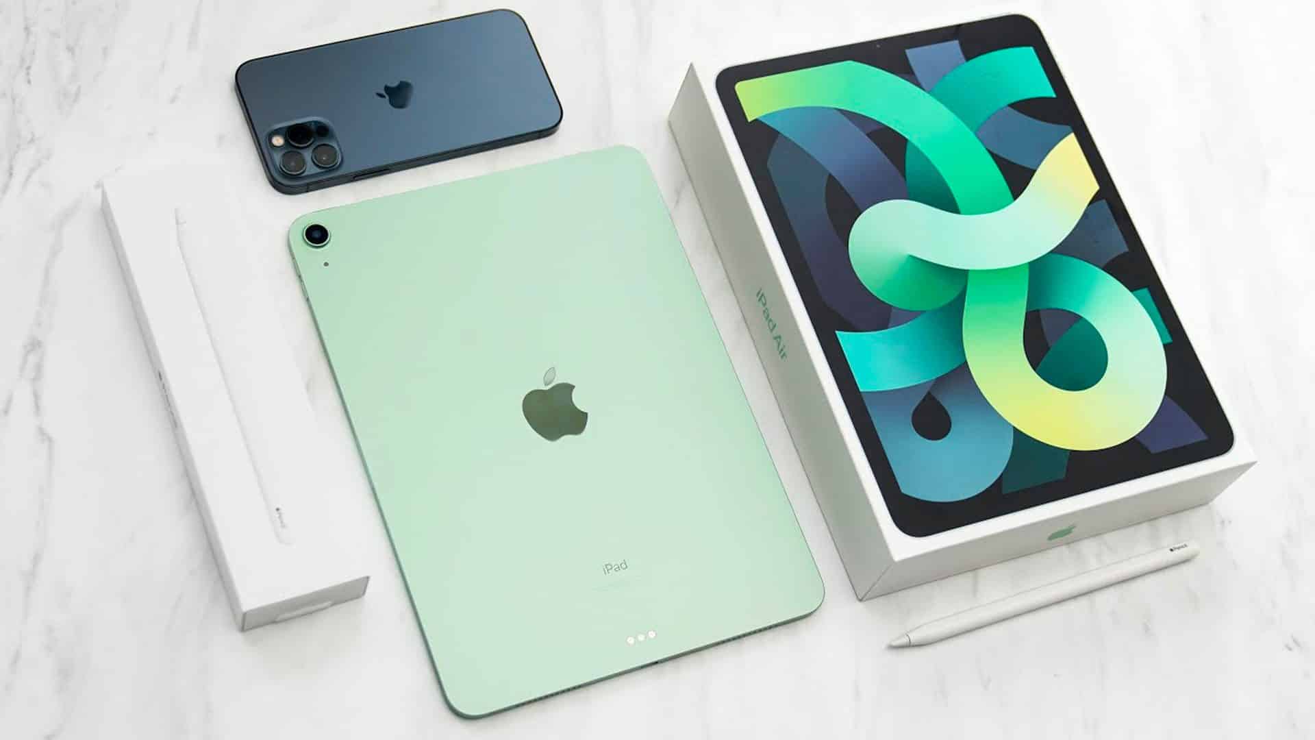 iPad Air 4. generácie v zelen farbe položený na stole