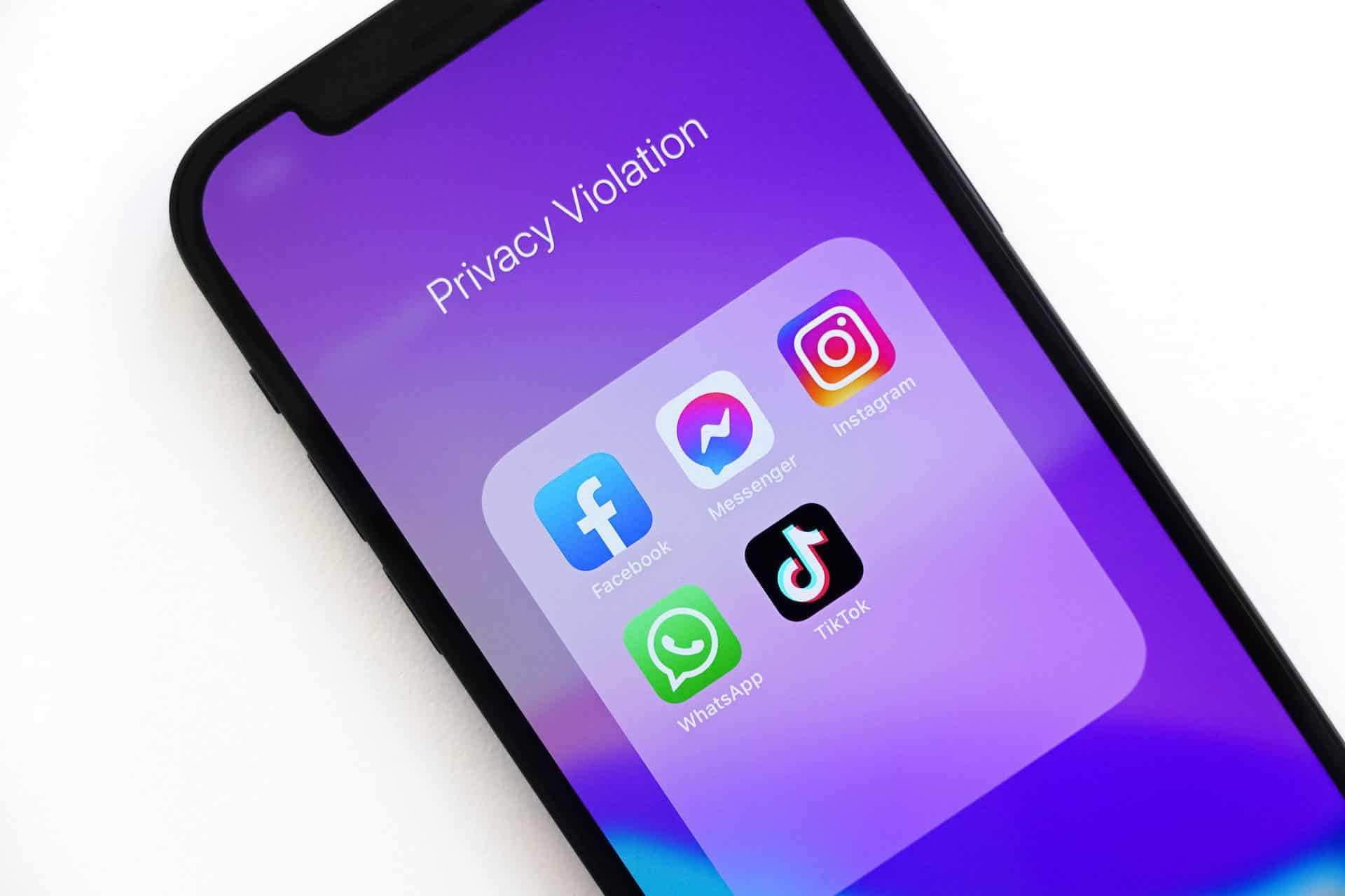 iPhone 12 a aplikácie na chat prostredníctvom sociálnych sietí Facebook, Messenger, Instagram, WhatsApp a TikTok