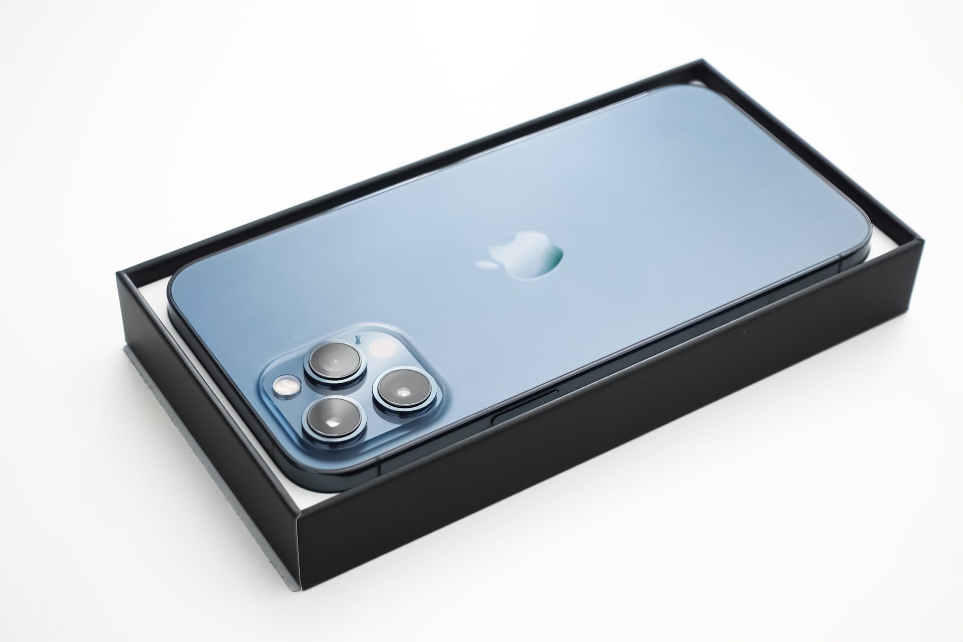 iPhone 13 Pro Max v krabici v modrej farbe Sierra Blue