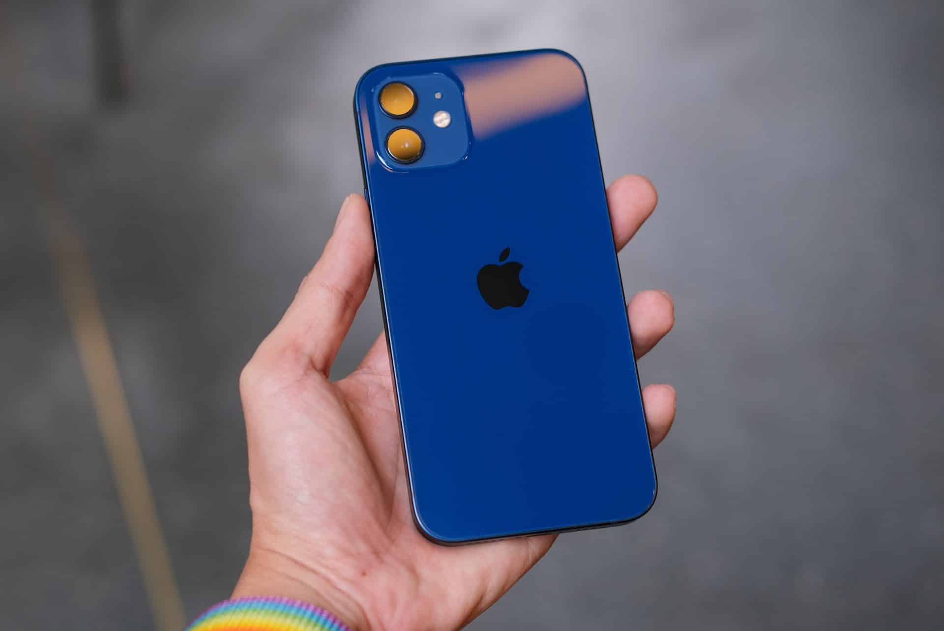 iPhone 12 v modrej farbe v ruke používateľa
