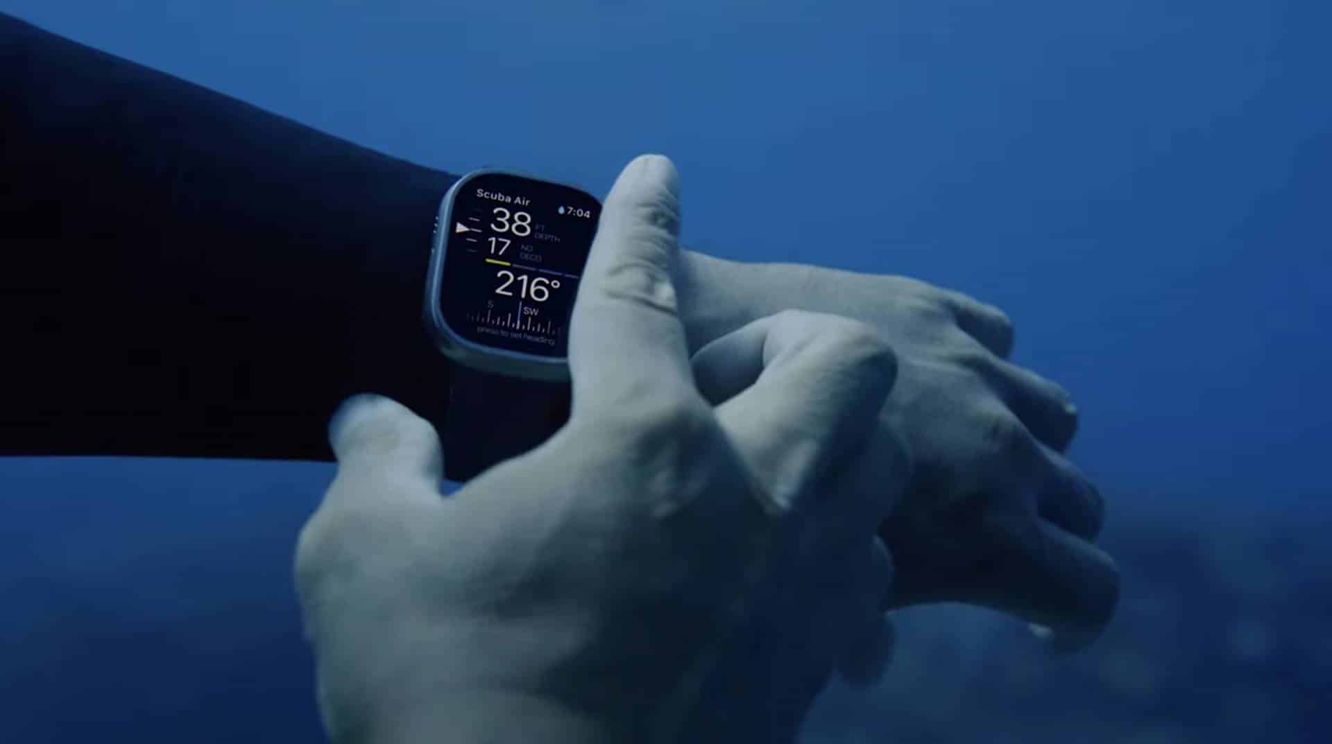 Apple Watch Ultra na ruke potápača pod vodou