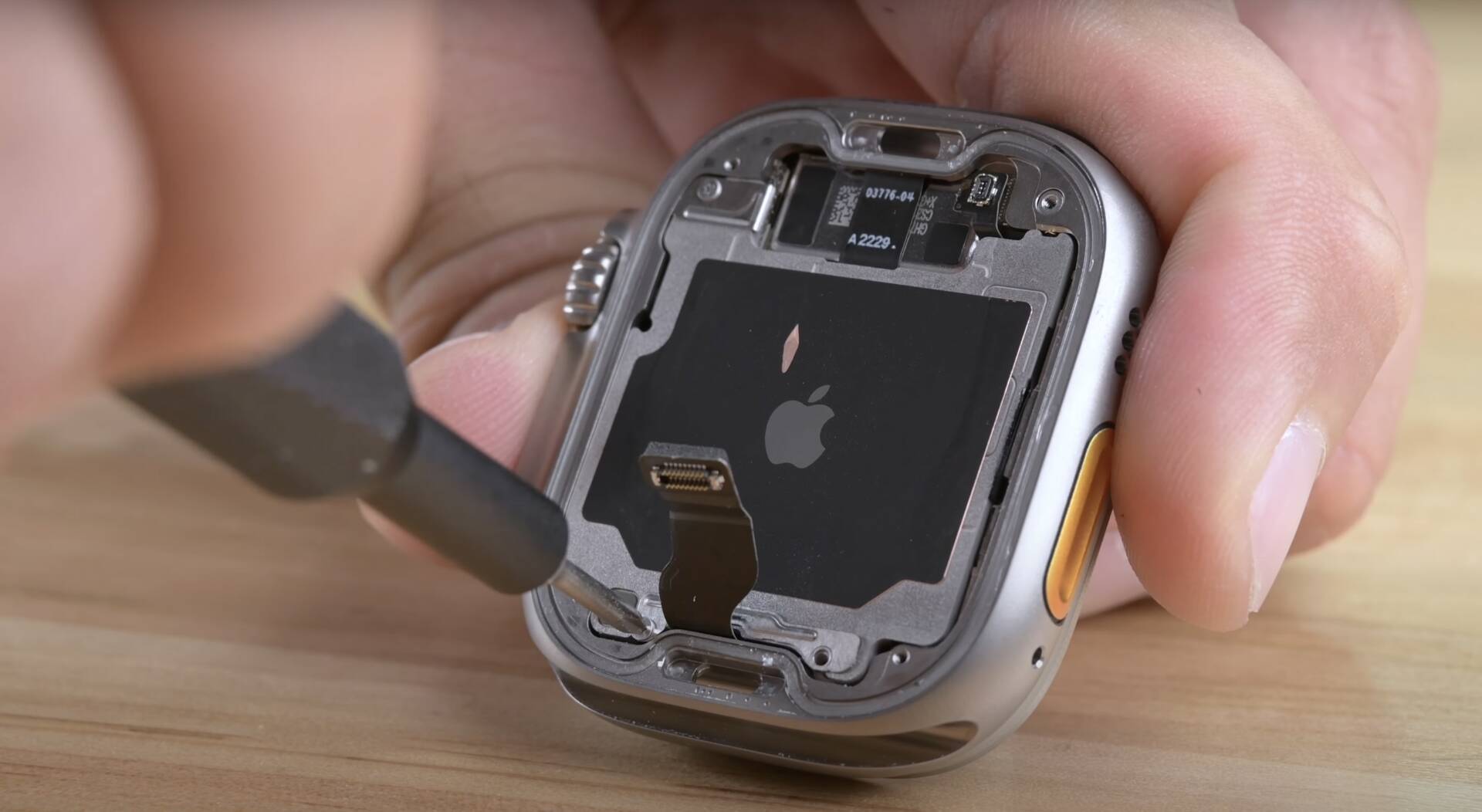 Otvorené hodinky Apple Watch Ultra s rukou používateľa