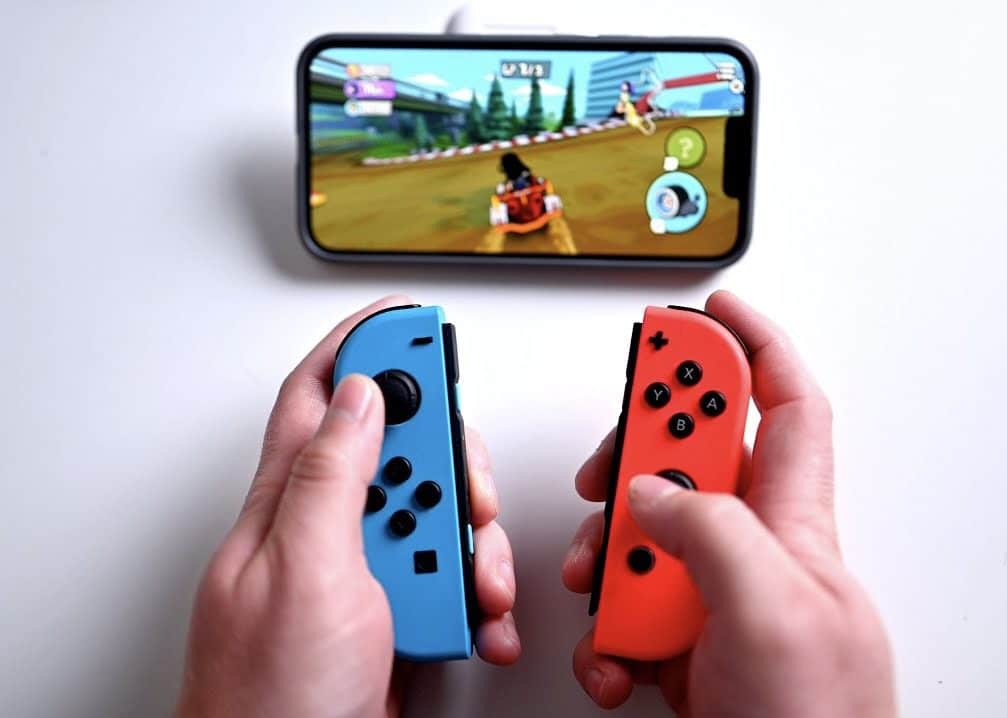 Herné ovládače Nintendo Joy-Cons pripojené k iPhonu