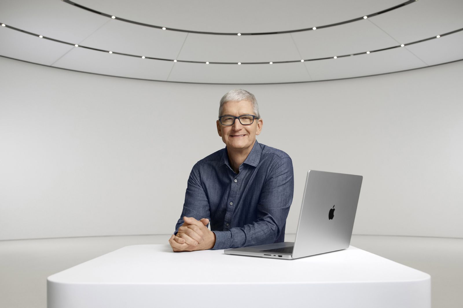 Tim Cook sediaci pri novom MacBooku Pro 16"
