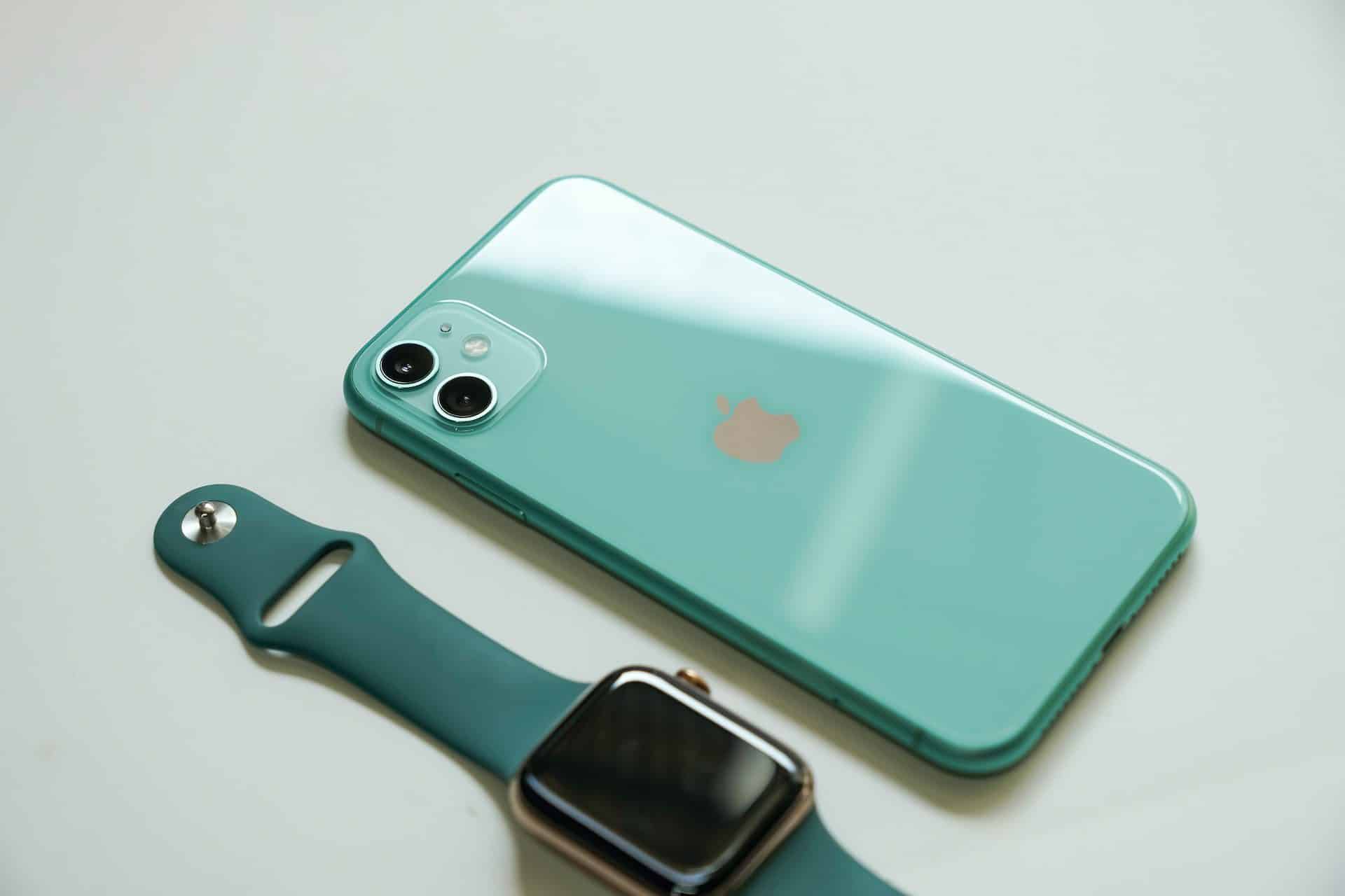 iPhone 11 v zelenej farbe vedľa Apple Watch