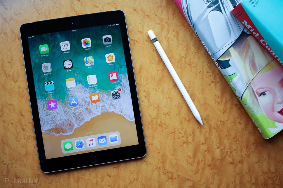 iPad 9. generácie s Apple Pencil na stole