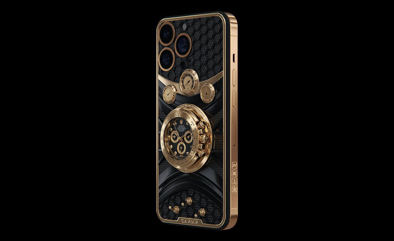 iPhone 14 Pro Max v úprave Daytona od ruskej klenotníckej spoločnosti Caviar. V zadnej časti sa nachádzajú hodinky Rolex Cosmograph Daytona