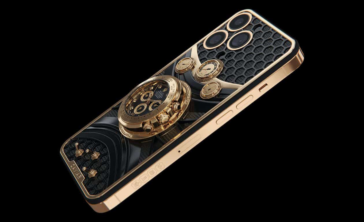iPhone 14 Pro Max v úprave Daytona od ruskej klenotníckej spoločnosti Caviar. V zadnej časti sa nachádzajú hodinky Rolex Cosmograph Daytona