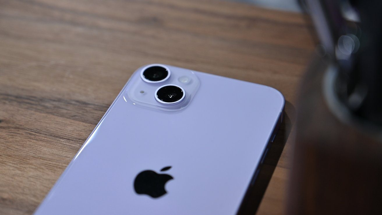iPhone 14 Plus vo fialovej farby zo zadnej strany. Má dva fotoaparáty, ktoré sú umiestnené diagonálne