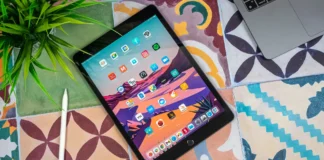 iPad 9. generácie na farebnom stole