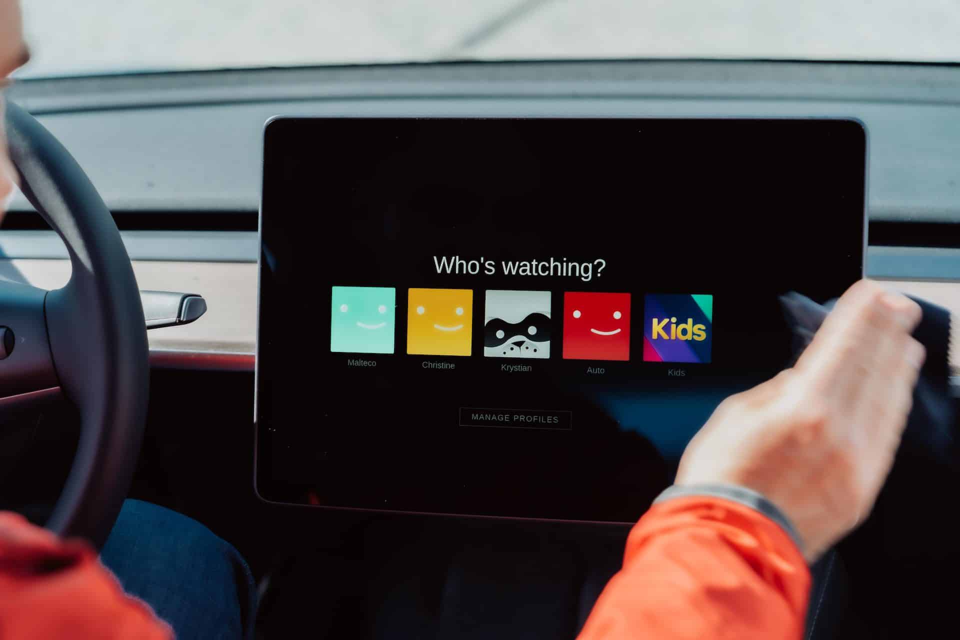 Kto sa pozerá na Netflix v automobile Tesla?