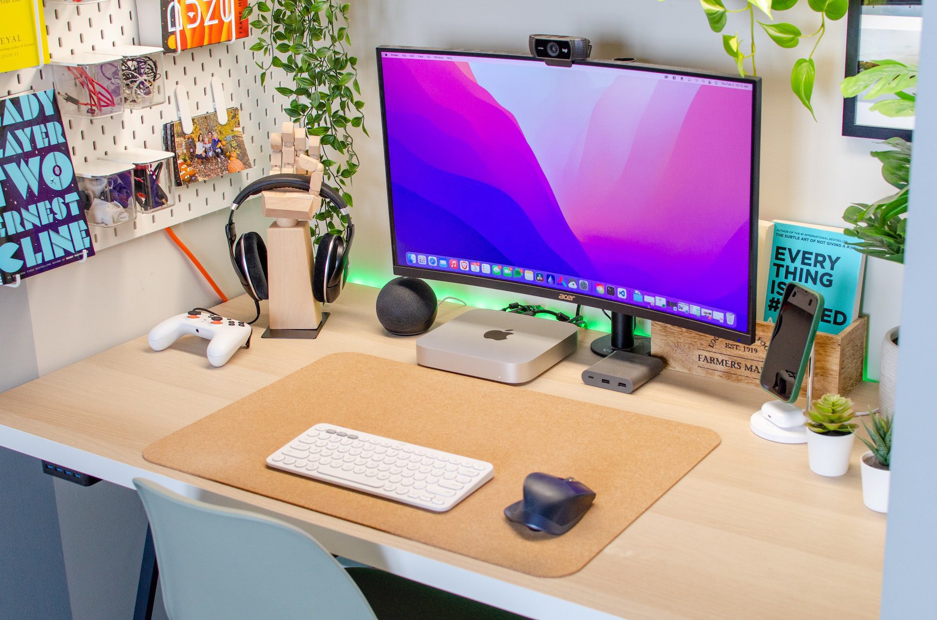 Mac mini na stole v kancelárii