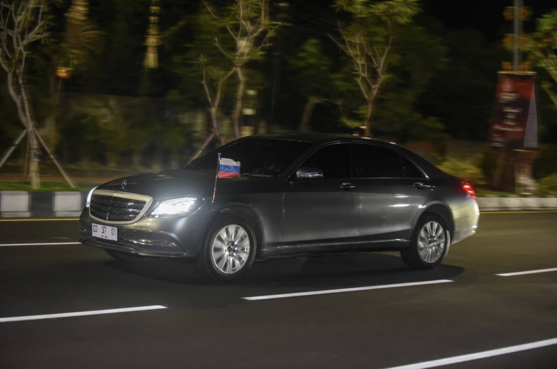 Mercedes, v ktorom prišiel Sergej Lavrov na bali
