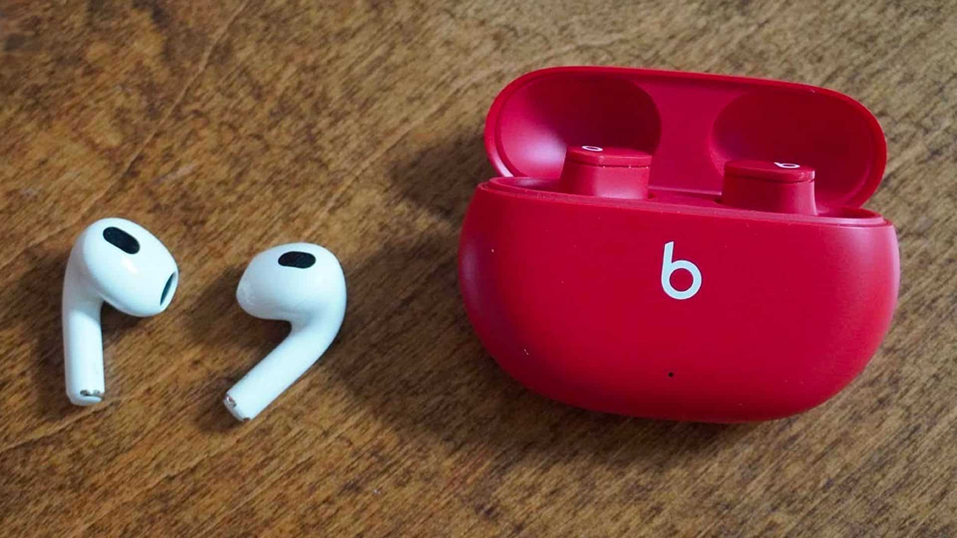 Beats Studio Buds (červené) a AirPods 3. generácie od Apple